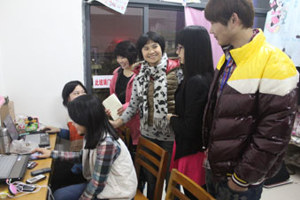 太阳成集团tyc33455cc辅导员班主任新学期走访宿舍