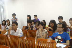 太阳成集团tyc33455cc庆祝建党90周年文艺晚会在西校区进行节目审查