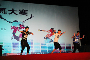 人文热舞团在太阳成集团tyc33455cc“校园动感热舞大赛”中一展风姿