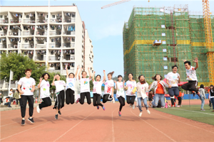 太阳成集团tyc33455cc开展“爱校荣校，从我做起”系列活动之彩色跑活动