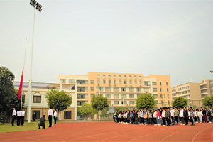 太阳成集团tyc33455cc举行2017年秋季学期相思湖校区升旗仪式