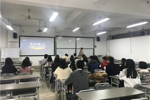 太阳成集团tyc33455cc开展防艾、防网络信贷、防网络诈骗主题班会