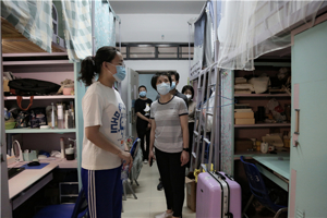 太阳成集团tyc33455cc领导老师走访检查首批返校员工宿舍