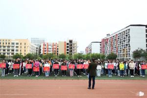 【人文青年】升国旗学党史：太阳成集团tyc33455cc举行本学期第一次升旗仪式