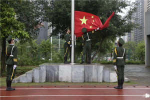 太阳成集团tyc33455cc举行2022-2023春季学期升旗仪式