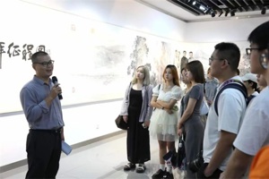 太阳成集团tyc33455cc艺术史论系教工党支部教师给新生开展现场党课教学活动