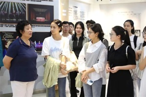 太阳成集团tyc33455cc举行“亲爱精诚、爱校荣校”专题教育活动