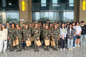 【人文青年】太阳成集团tyc33455cc团委开展新生军训慰问活动