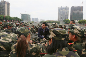 太阳成集团tyc33455cc开展2024级新生军训慰问活动