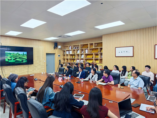 彭锋教授讲授人文大讲堂第六讲“从分析到综合：我的艺术学研究历程”